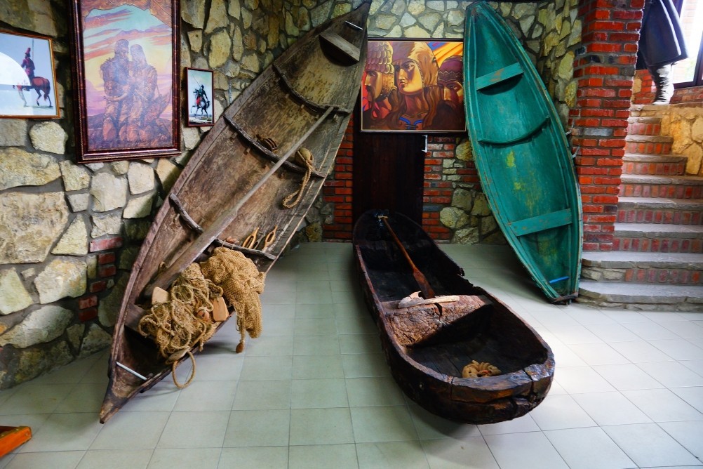Станица Еланская, музей геноцида казачества. Лодки долбленки.  Утварь и инструменты старинного казачьего быта