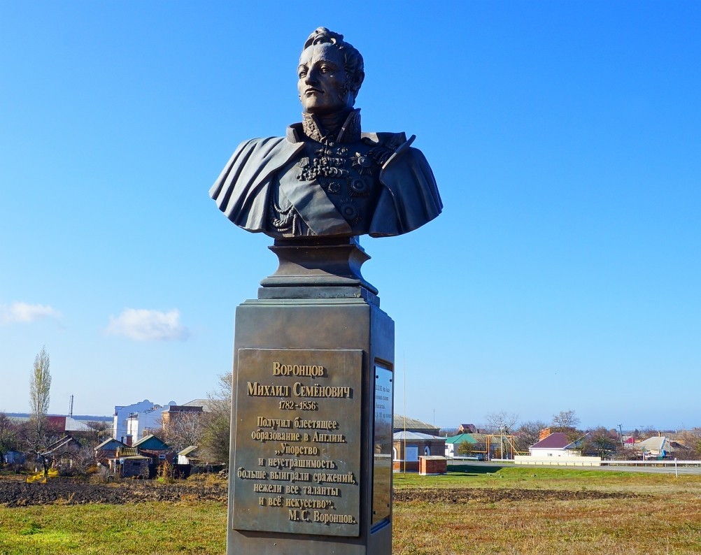 Памятник графу Воронцову в селе Воронцовка на берегу Азовского моря.
