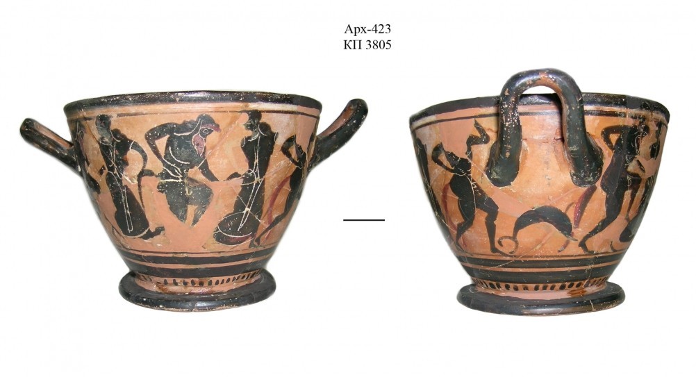 древнегреческая керамическая чаша для питья на низкой ножке с двумя горизонтально расположенными ручками