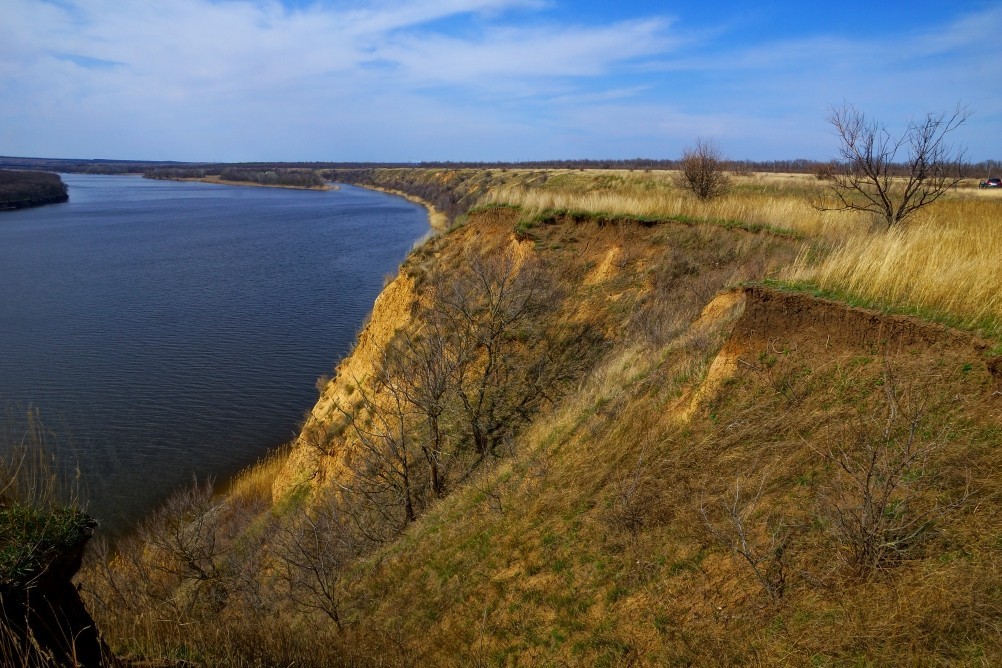 Глиняные скалы на Северском Донце и окопы над рекой.