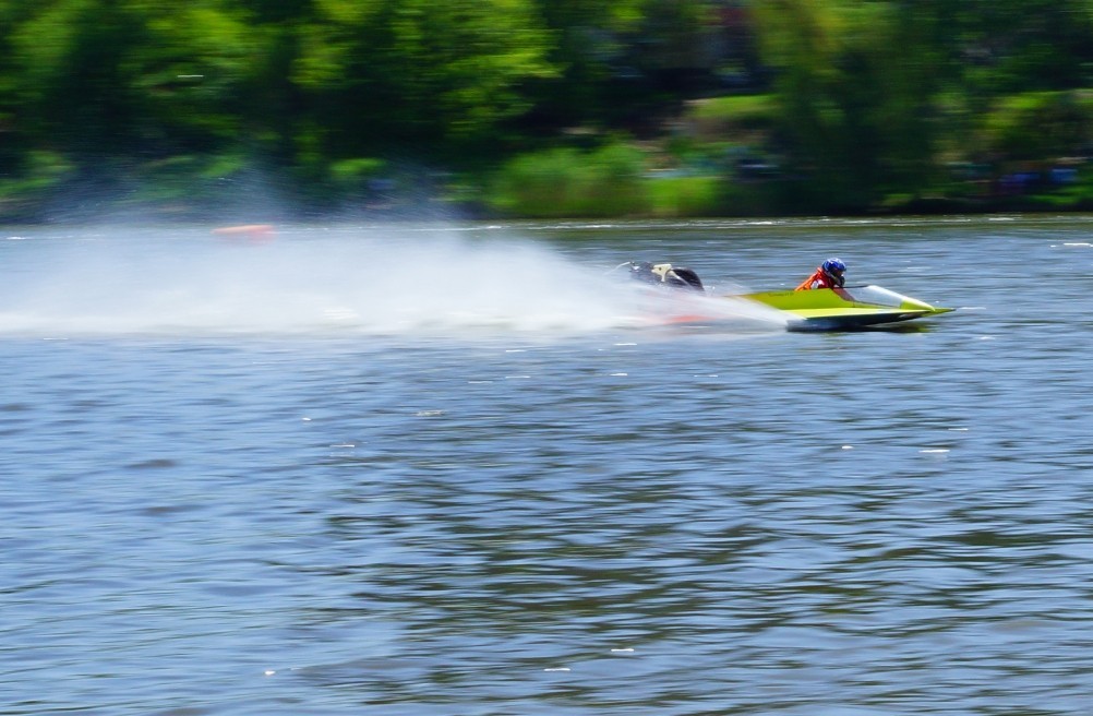 Соревнования по водно-моторному спорту на Северном водохранилище в Ростове-на-Дону