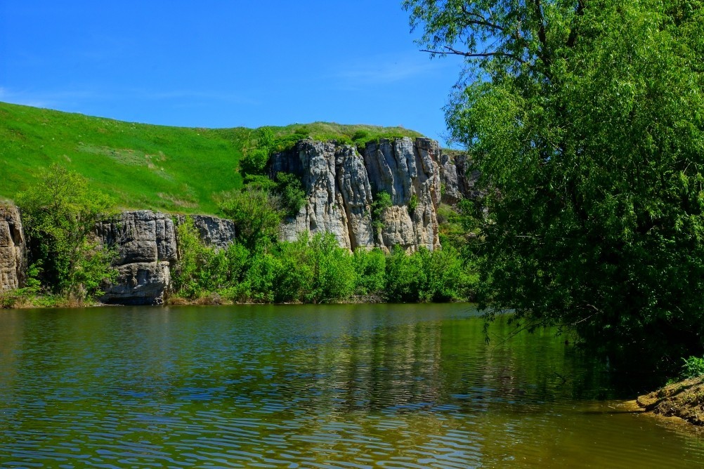 Скалы у поселка Жирнов на реке Быстрой