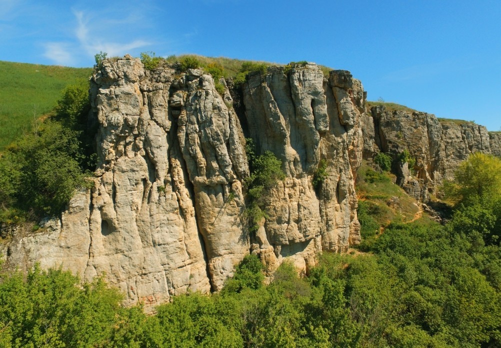 Скалы у поселка Жирнов на реке Быстрой