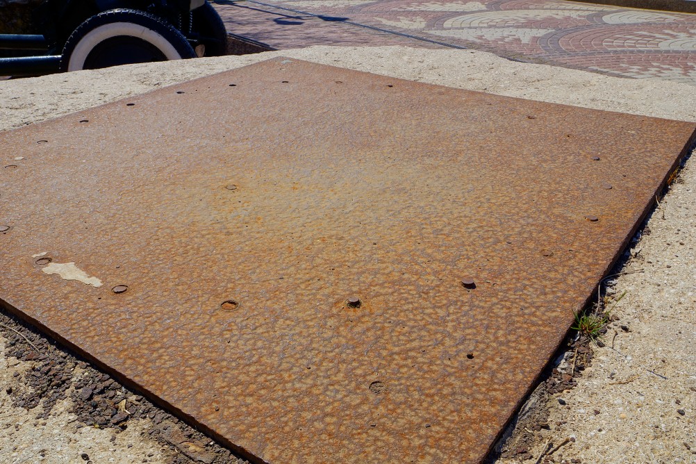 Памятник артиллеристам береговой обороны в Ейске, бетонные основания зениток.