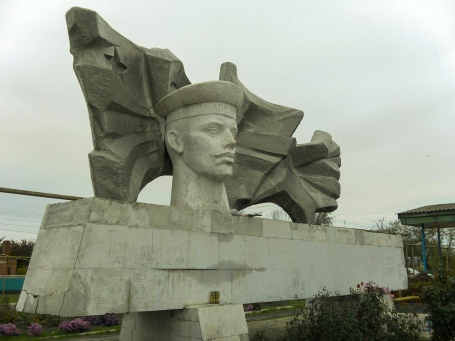 Памятник комендору крейсера Аврора Огневу, в хуторе Казачий