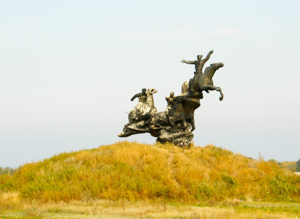 Памятник комендору крейсера Аврора Огневу, в хуторе Казачий