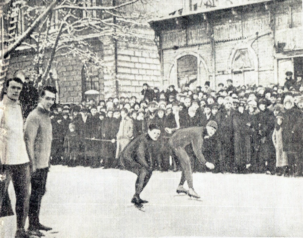 Конькобежцы в Думском проезде в 1924 г.