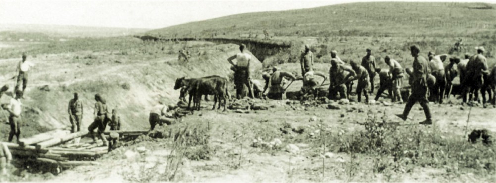 Словаки форсируют противотанковый ров под Ростовом летом 1942 г.