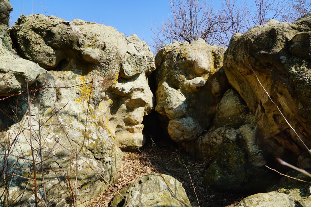 Петроглифы в кварцитовой пещере на Донецком кряже