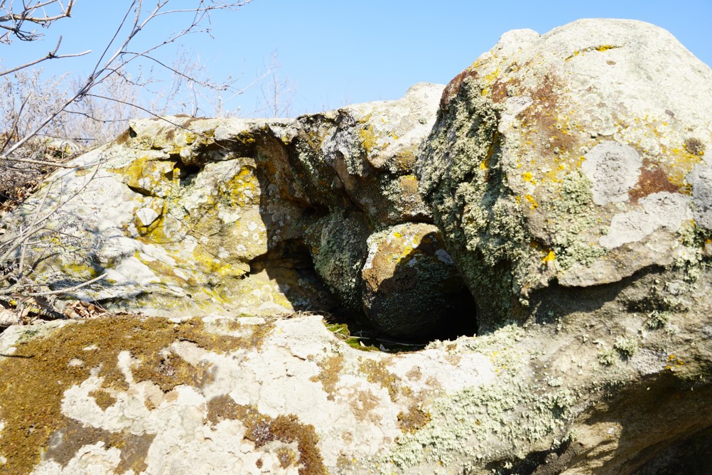 Петроглифы в кварцитовой пещере на Донецком кряже