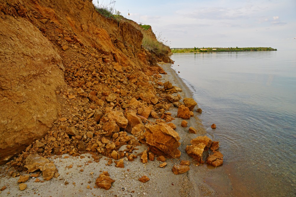 Выходы голубой глины на берегах Цимлянского водохранилища