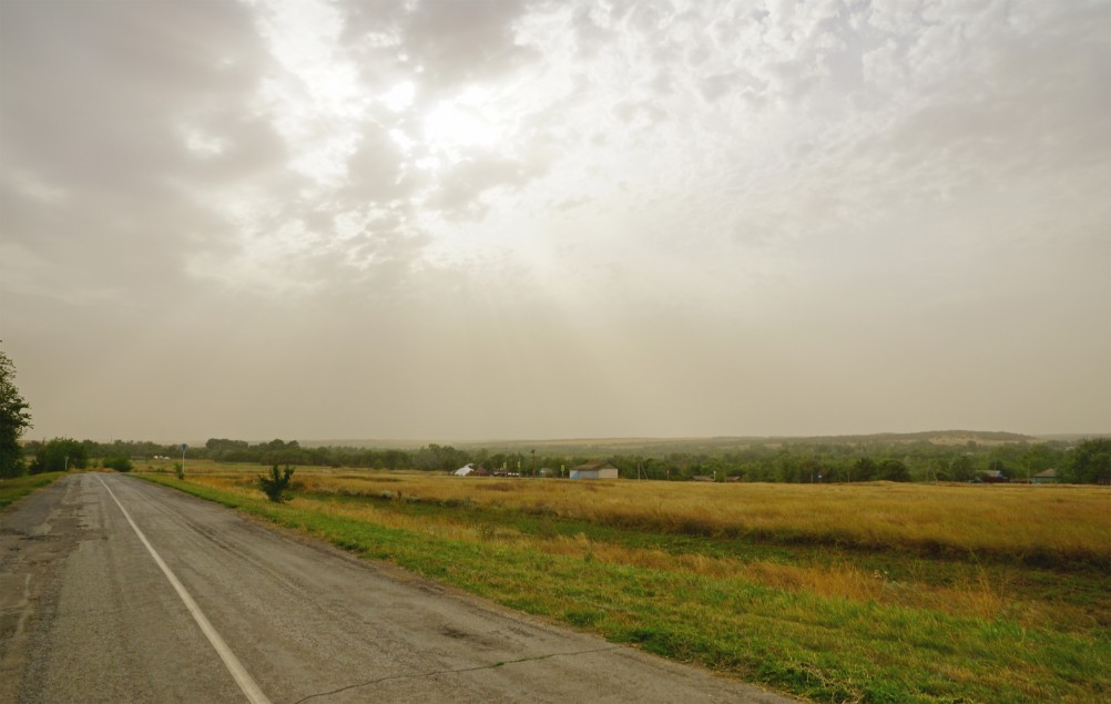 Пыльная буря в августе в центре Ростовской области