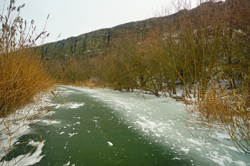 Лёд на реке Кундрючьей под скалами у хутора Дубового