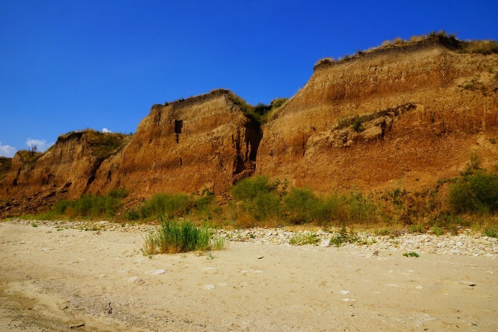 Хутор Рожок на азовском море рядом с которым обнаружены поселения людей каменного века, глинянные обрывы.