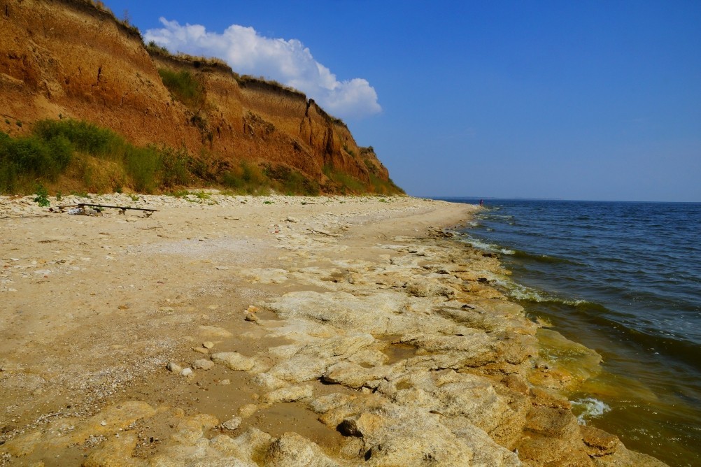 Хутор Рожок на азовском море рядом с которым обнаружены поселения людей каменного века. Каменные пляжи