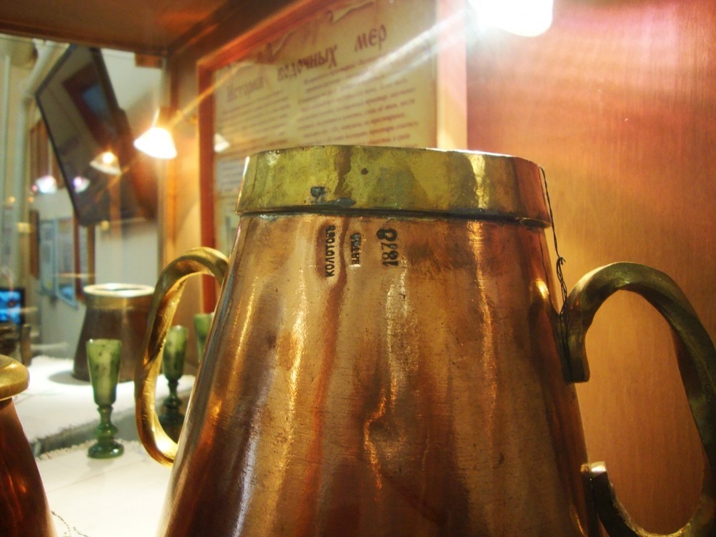 В музее Добра города Городец, выставлена коллекция старинных водочных мер.