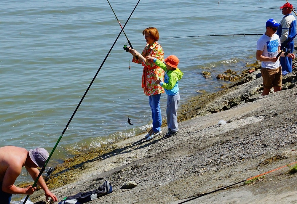 Большая рыбалка на Пушкинской набережной в Таганроге.