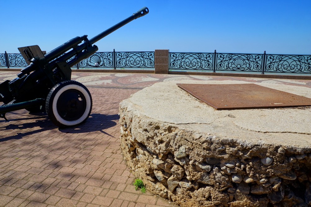 Памятник артиллеристам береговой обороны в Ейске, бетонные основания зениток.