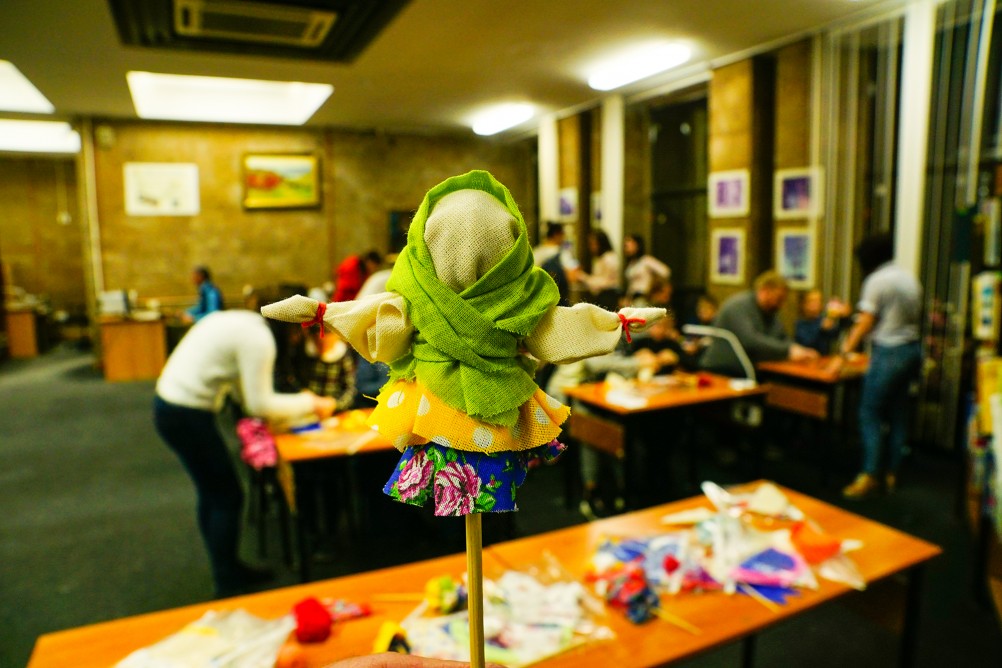 Библионочь в ДГПБ, мастер-класс по созданию куклы-хороводницы