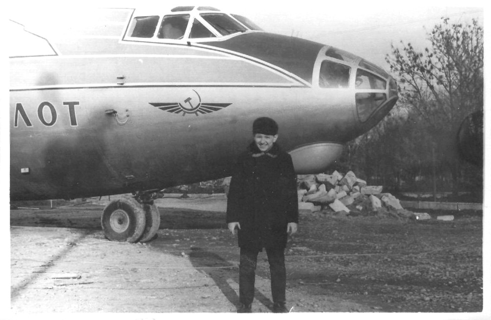 Самолет Ан-10 в Автограде
