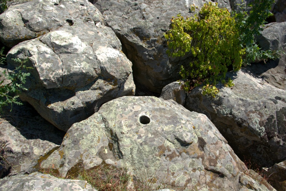 Выходы кварцита под названием Большой камень у хутора Нижнеерохин