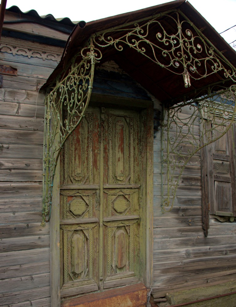 Старая дверь в брошенном курене в Кагальнике