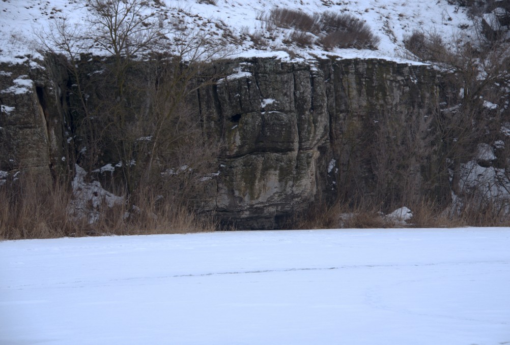 Зимние скалы на реке Быстрой