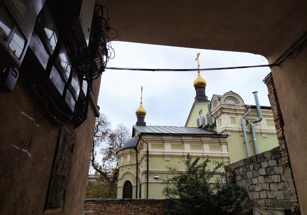 Вид на Покровскую церковь с улицы Баумана