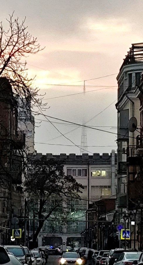 Низкая облачность над телевышкой.