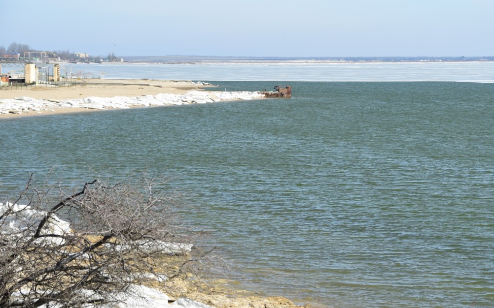Конец февраля и освобождение Меотиды ото льда на берегу у хутора Рожо