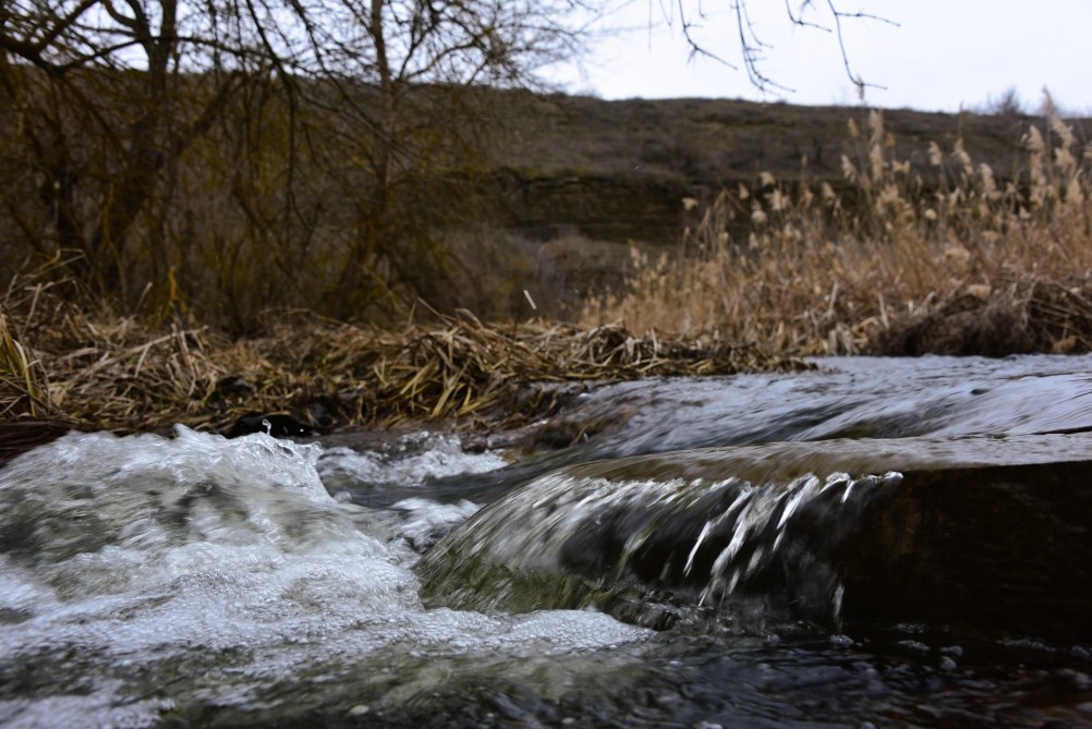 Гребля у скалы на реке Быстрой