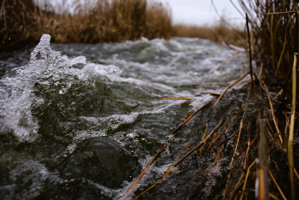 Гребля у скалы на реке Быстрой