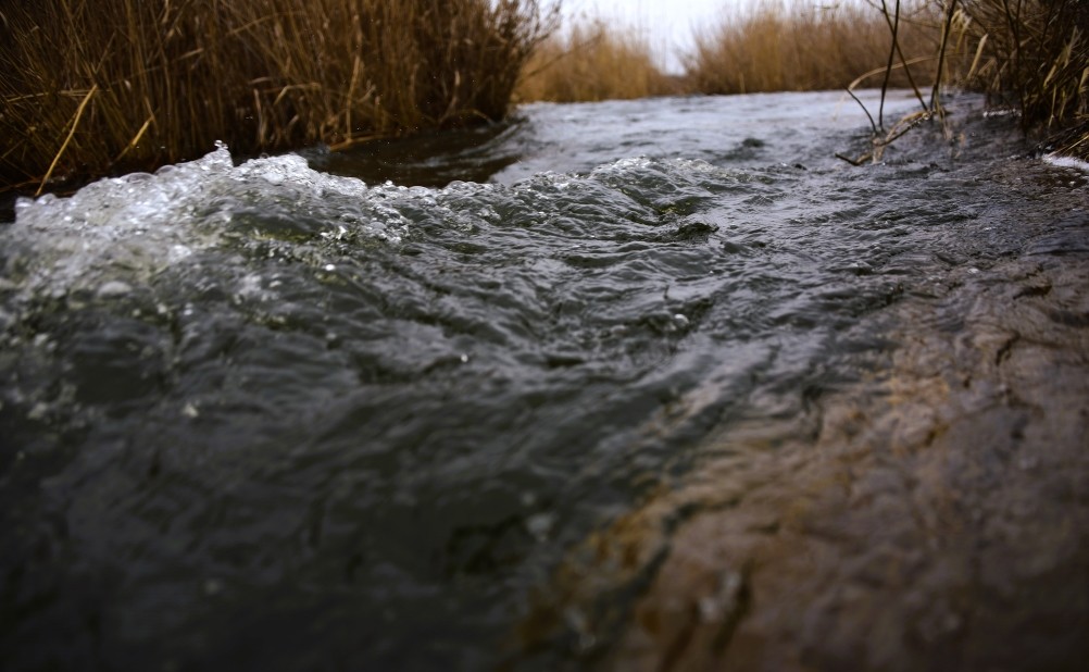 Гребля у скалы на реке Быстрой