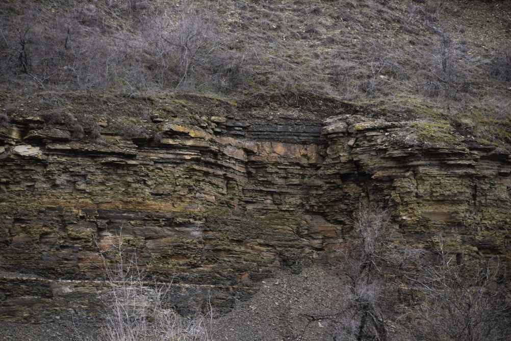 Гребля у скалы на реке Быстрой