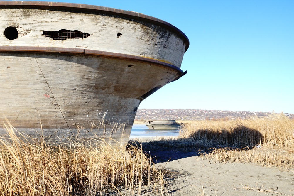 Бетонный корабль в реке Аксай