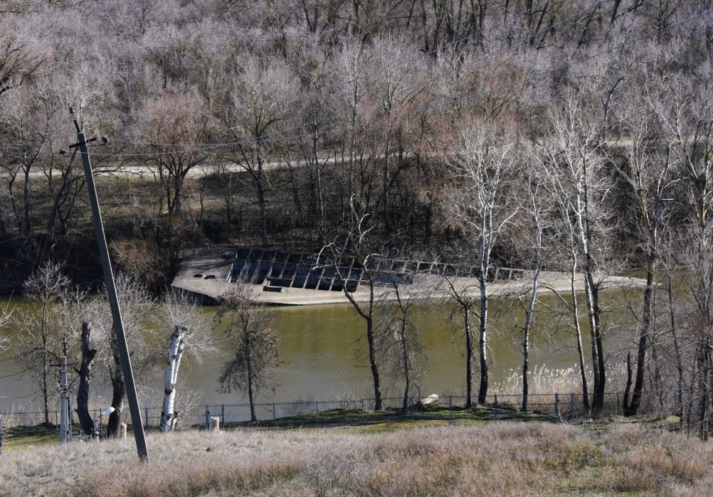 Бетонный корабль в реке Аксай