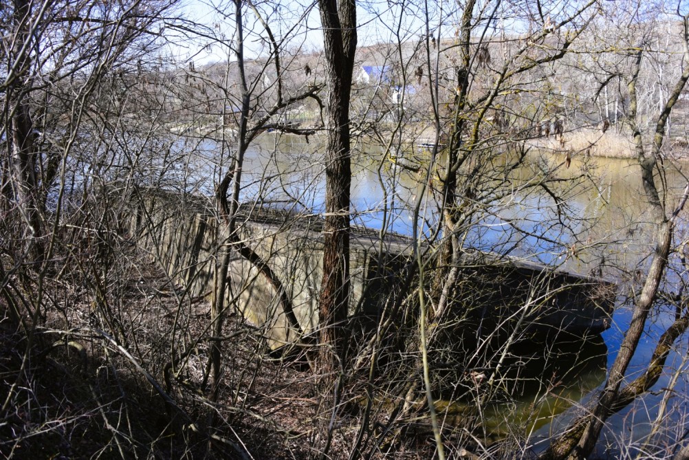 Бетонный корабль в реке Аксай