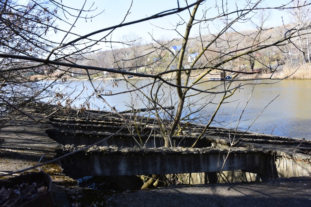 Бетонный корабль в реке Аксай