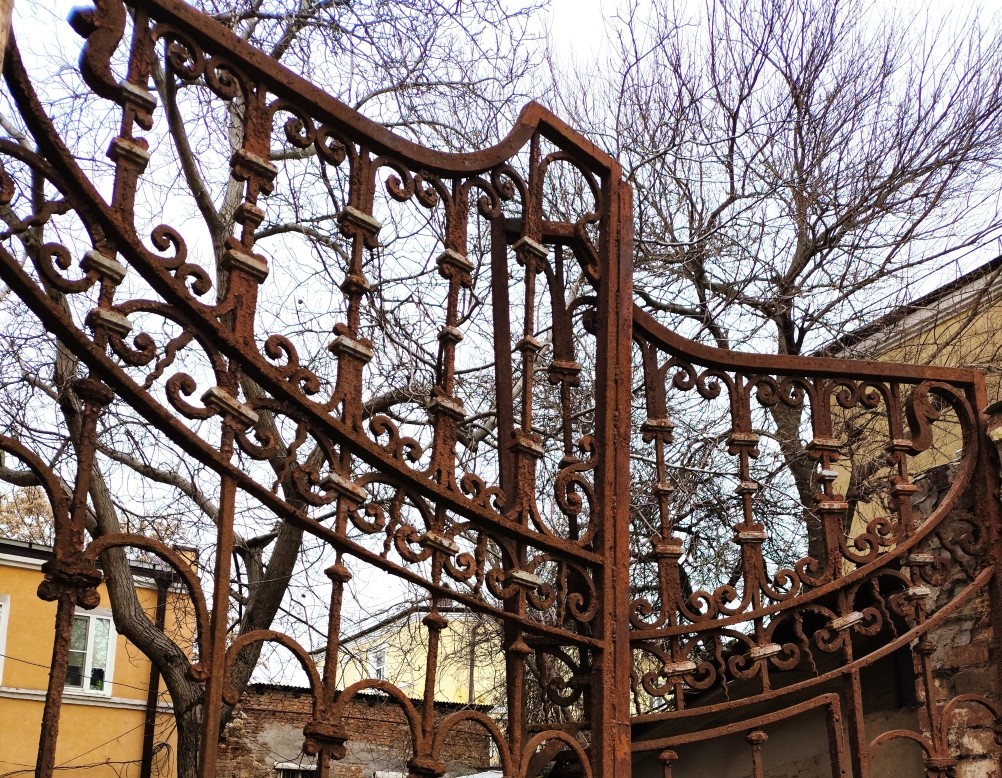 Старая решетка ворот