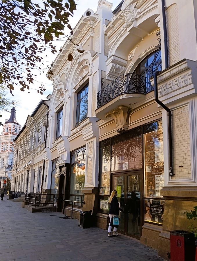 Старинные перила у дома Яблокова