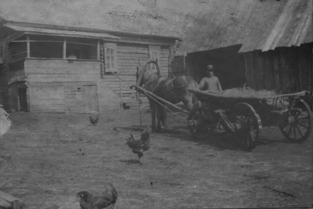 священник Карсаевский В.Ф. у своего дома в с.Ломовка 1912-1914 г.г.