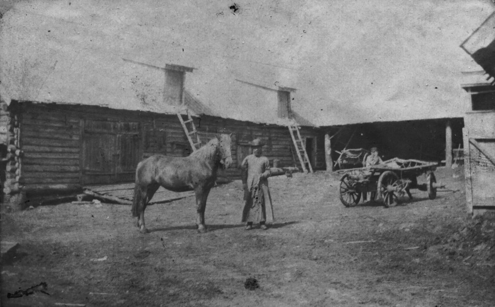 священник Карсаевский В.Ф. у своего дома в с.Ломовка 1912-1914 г.г.