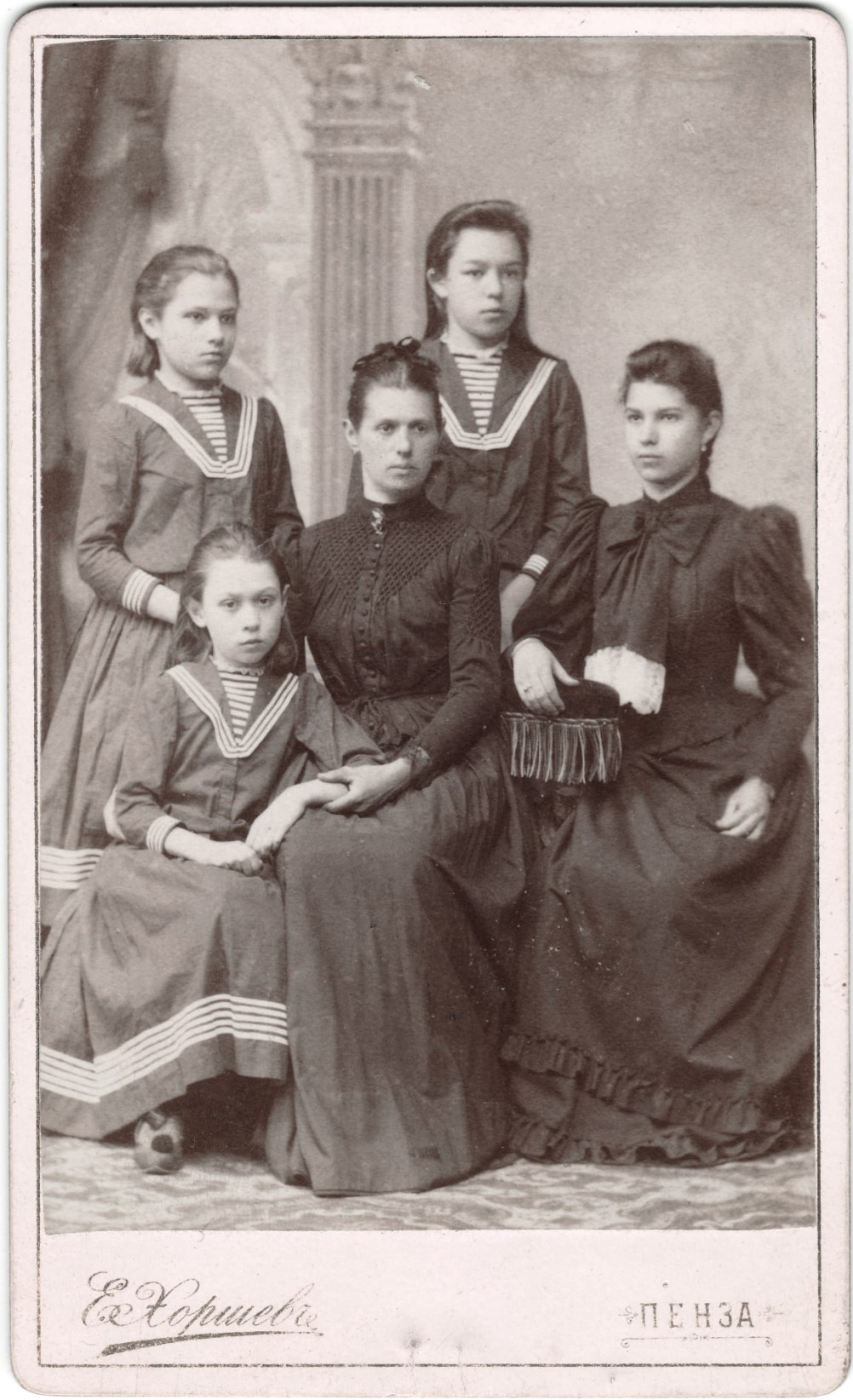 Гомерова (Карсаевская) Надежда Фёдоровна с дочерями - Лидия, Мария, Софья и ?