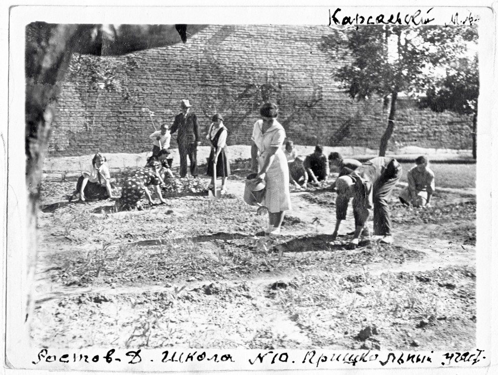 Карсаевский Михаил Фёдорович на пришкольном участке. Школа №10