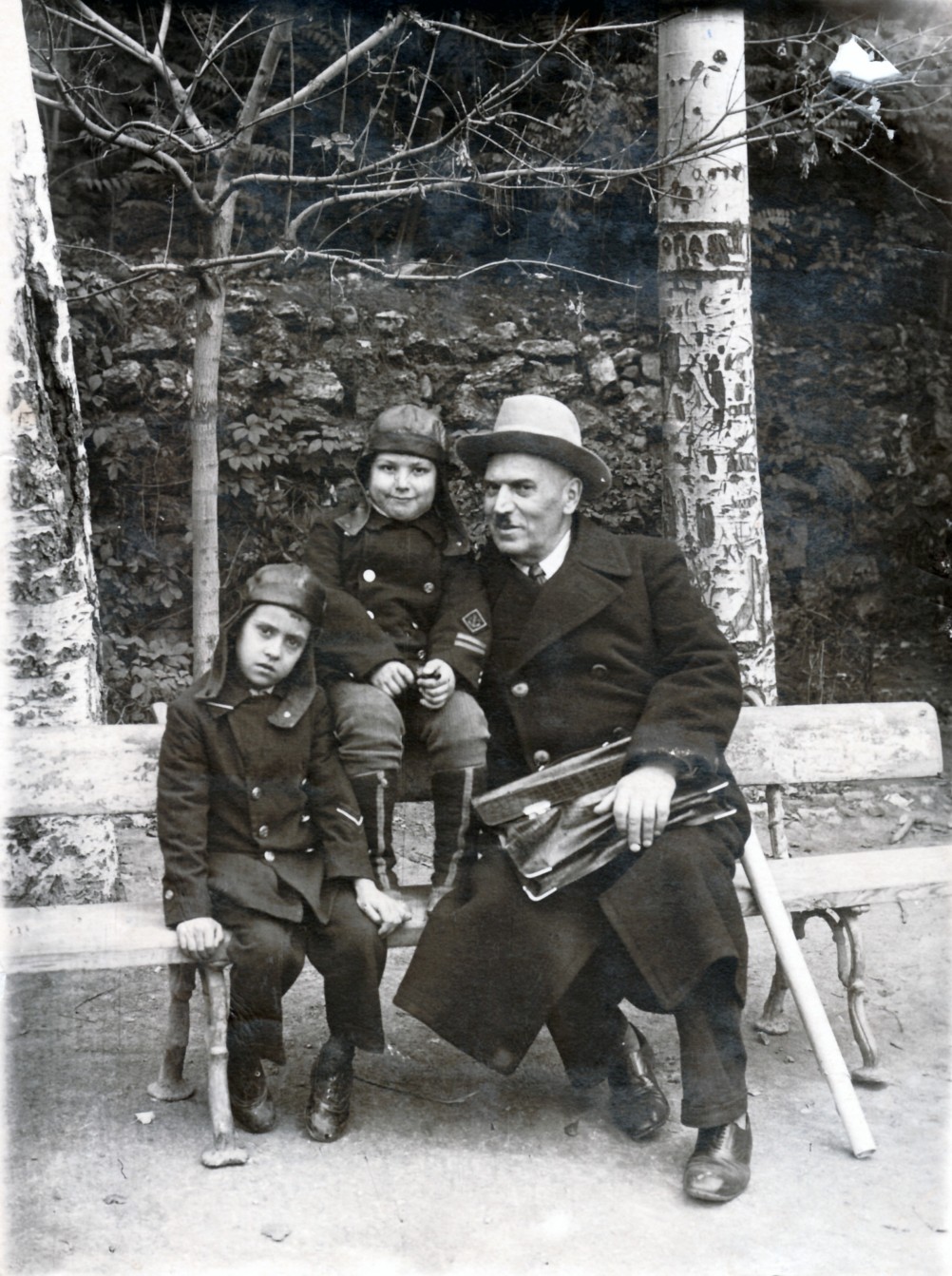 Карсаевский Михаил Фёдорович с внуком Виктором и сыном Николая Ведерникова