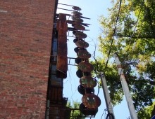 Неоновая реклама, следы СССР, реклама на магазине Инстремент, гигантский штангенциркуль