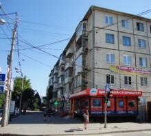 Неоновая реклама, следы СССР, продовольственный магазин