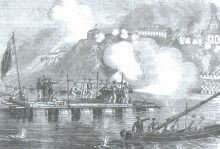 Оборона Таганрога, Крымская война, Плот «Леди Ненси» ведет обстрел Таганрога 3 июля 1855 г. На переднем плане – один из баркасов, вооруженных станком для стрельбы ракетами Конгрива.