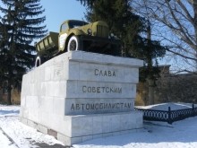 Памятники автомобилям ЗИС 586