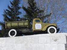 Памятники автомобилям ЗИС 586
